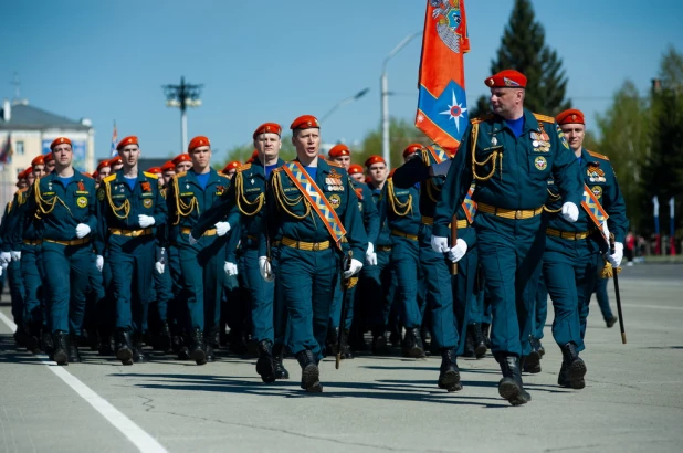 Торжественное прохождение войск Барнаульского гарнизона.