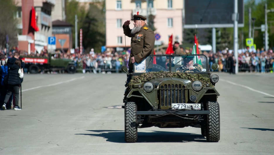 Как ретроавтомобили проехали по Барнаулу в День Победы — на снимках altapress.ru