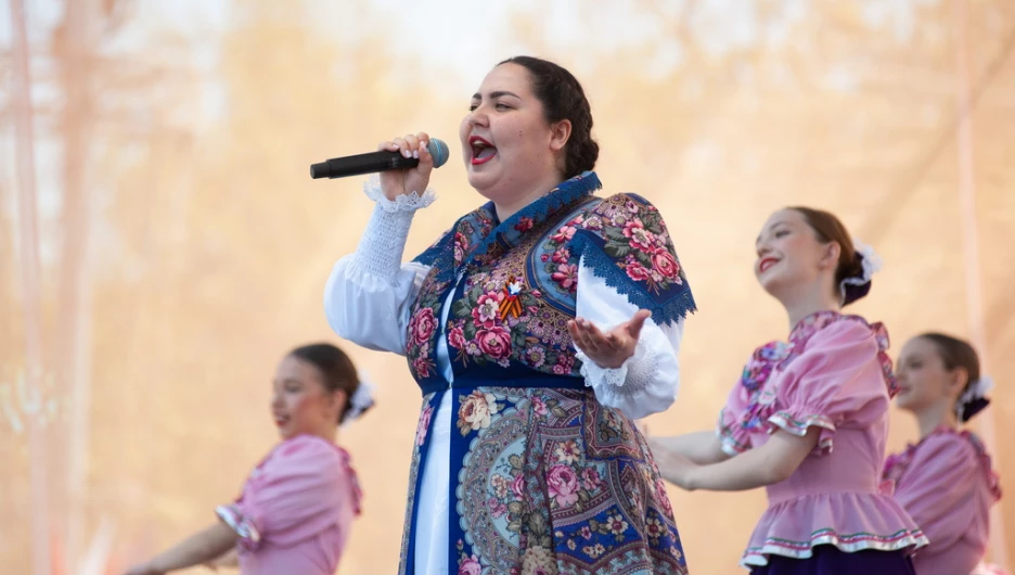 Барнаул праздничный. Как артисты танцевали и пели на площади Сахарова 9 мая — в кадрах от altapress.ru