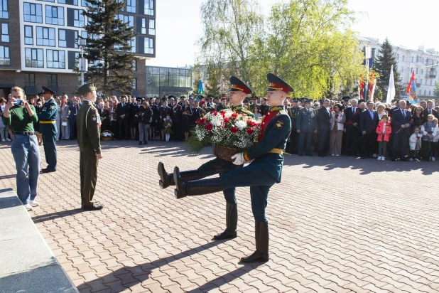 Мемориал славы в Барнауле 9 мая.