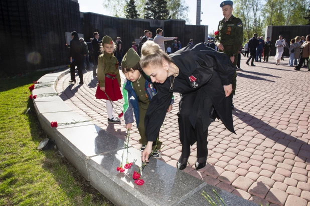 Мемориал славы в Барнауле 9 мая.