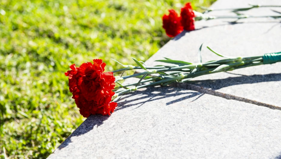Как возлагали цветы на Мемориал Славы в Барнауле — большой фоторепортаж altapress.ru