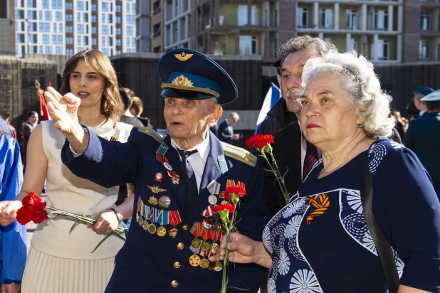 Мемориал славы в Барнауле 9 мая.