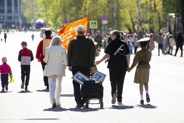 Барнаульцы гуляют по городу 9 мая 2024 года.