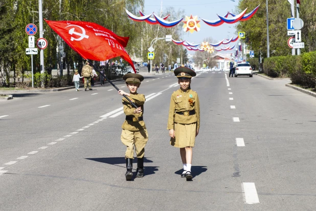 Барнаульцы гуляют по городу 9 мая 2024 года.