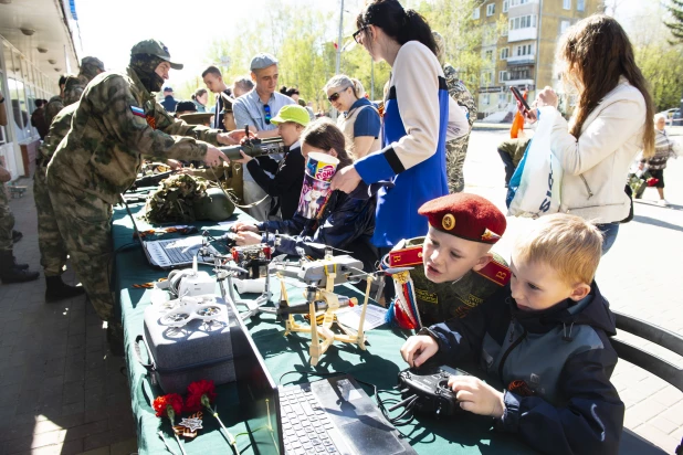 Барнаульцы гуляют по городу 9 мая 2024 года.