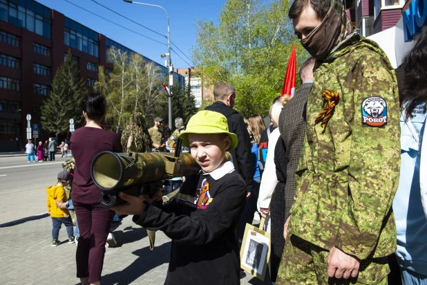 Барнаульцы гуляют по городу 9 мая 2024 года.