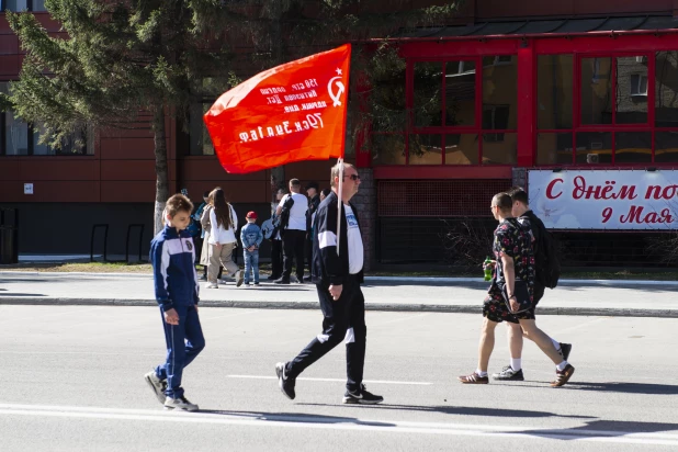 Барнаульцы гуляют по городу 9 мая 2024 года.