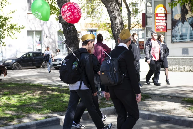 Барнаульцы гуляют по городу 9 мая 2024 года.