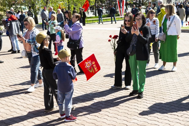 Барнаульцы гуляют по городу 9 мая 2024 года.