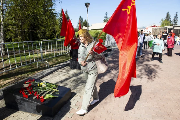 Барнаульцы гуляют по городу 9 мая 2024 года.