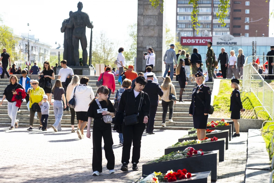 Барнаульцы гуляют по городу 9 мая 2024 года.