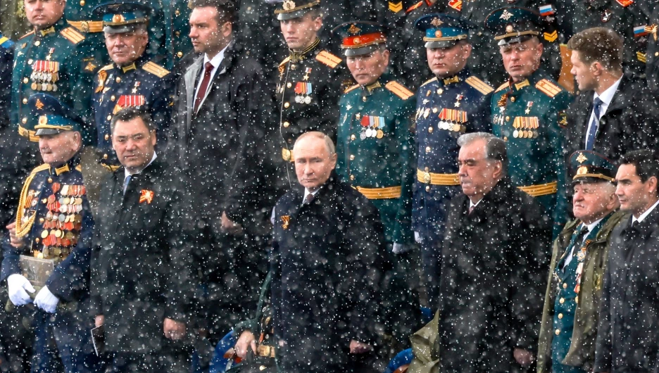 Парад Победы в Москве прошел под майским снегом. Фото