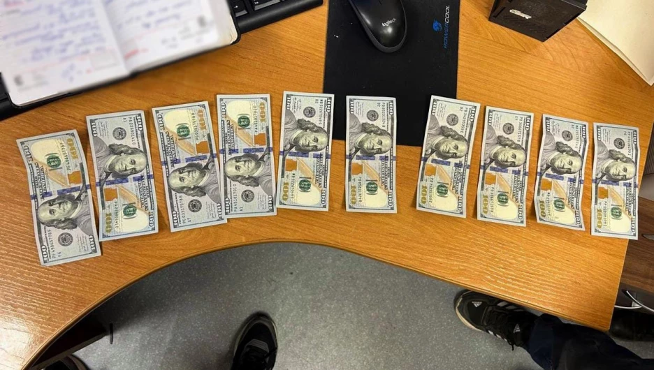 Инспектор алтайской таможни отказался крупной от взятки в долларах