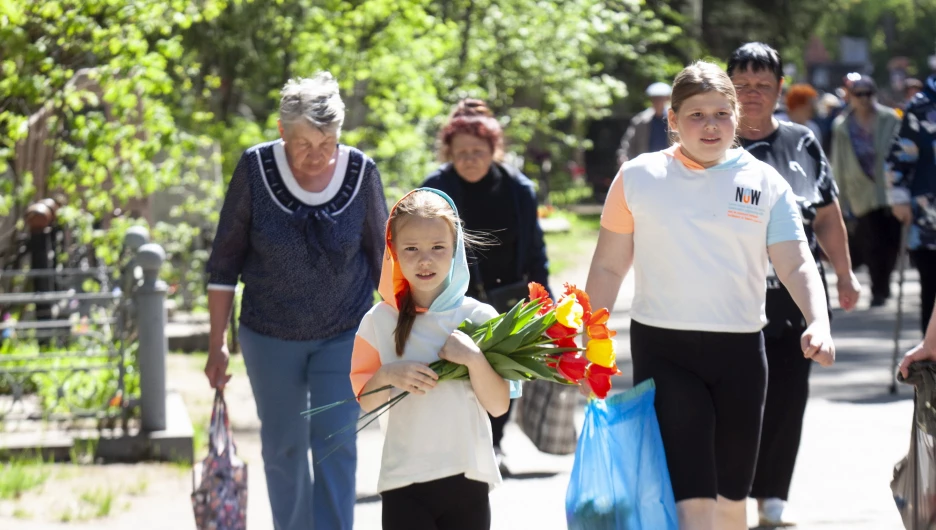 Как барнаульцы в жару провели Родительский день — фоторепортаж altapress.ru