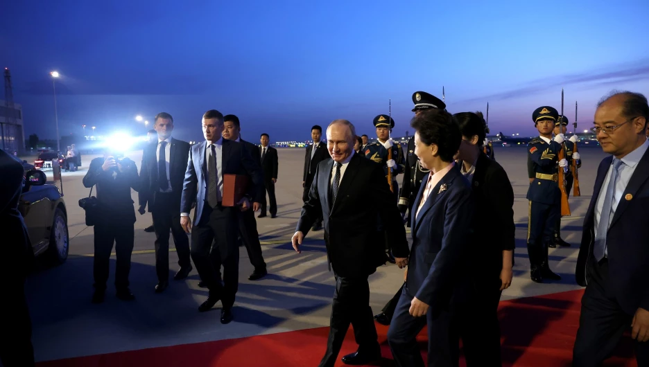 Владимира Путина по прибытию в Китай встретил торжественный караул в составе 21 военного