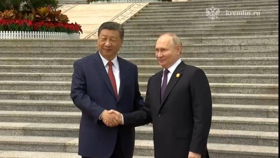 Рукопожатие Путина и Си Цзиньпина продлилось 10 секунд. Это в три раза меньше, чем с Ким Чен Ыном