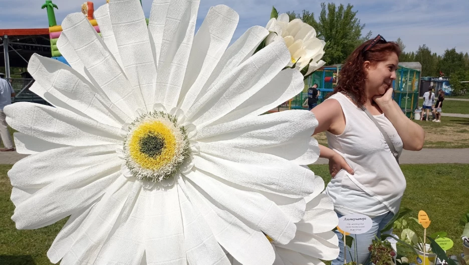 Под благоухание и звуки саксофона: первый цветочный фестиваль ярко зажег в барнаульском парке 
