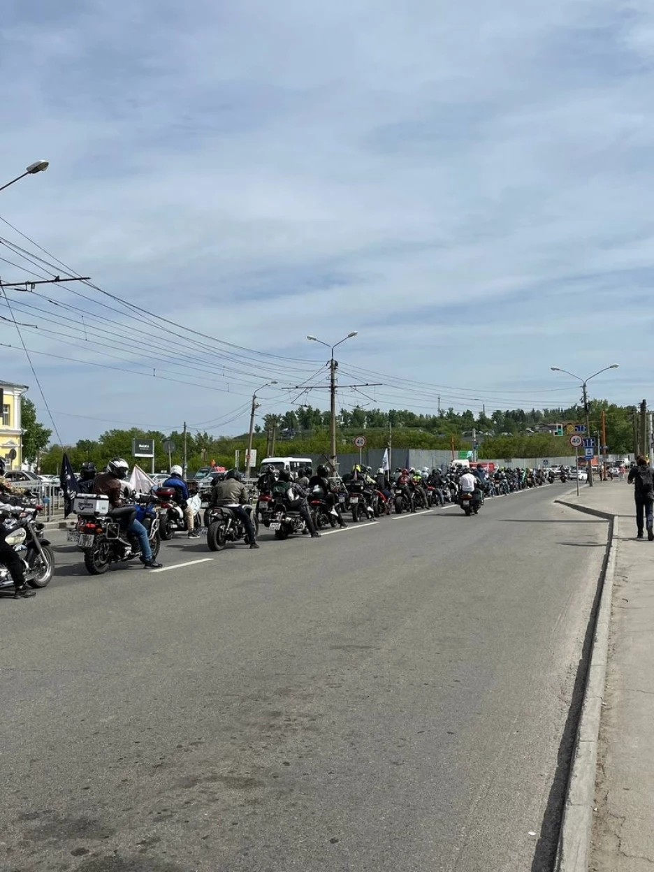 Байкеры Барнаула проехали колонной по городу