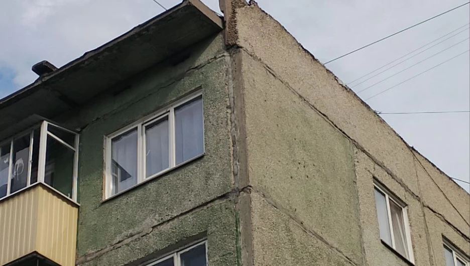 Барнаульцы обеспокоены обрушением торцевой плиты на многоэтажке