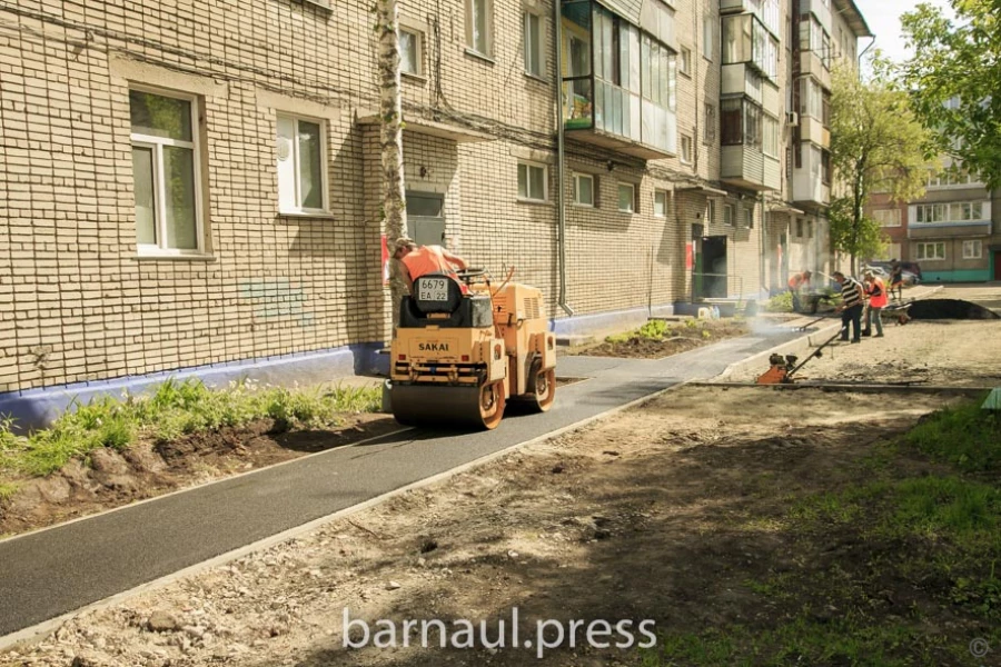 Благоустройство дворов в Барнауле в рамках национального проекта &quot;Жилье и городская среда&quot;.