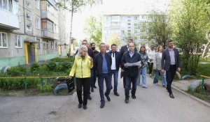 Выездное совещание по благоустройству дворов в Барнауле в рамках национального проекта "Жилье и городская среда".