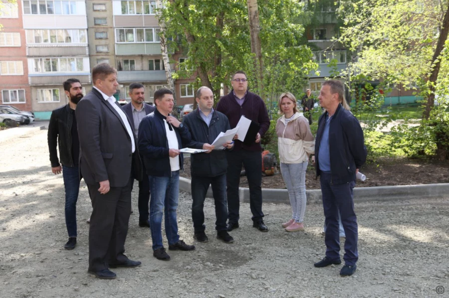 Выездное совещание по благоустройству дворов в Барнауле в рамках национального проекта &quot;Жилье и городская среда&quot;.