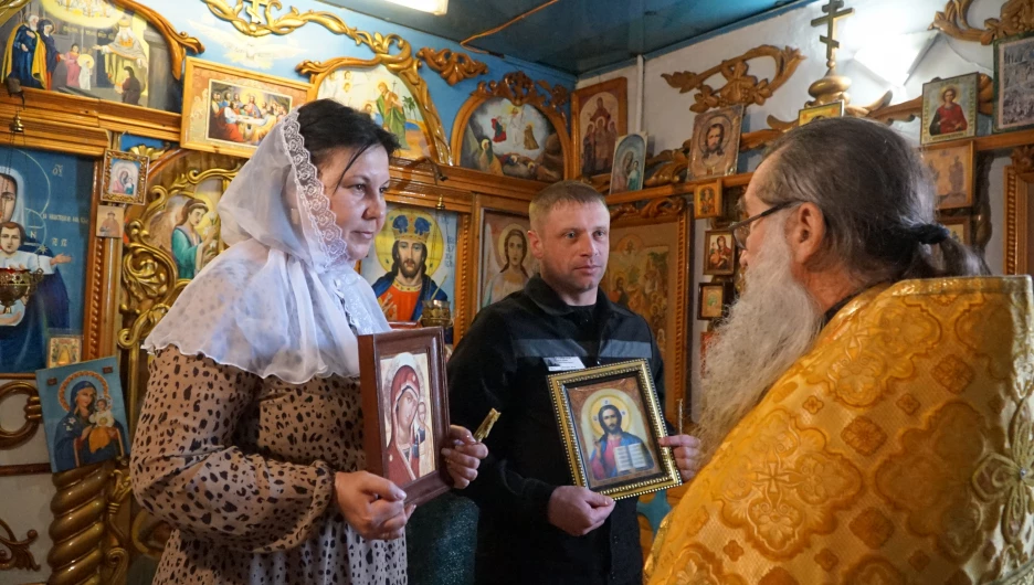 Алтайский священник обвенчал две пары в исправительной колонии 