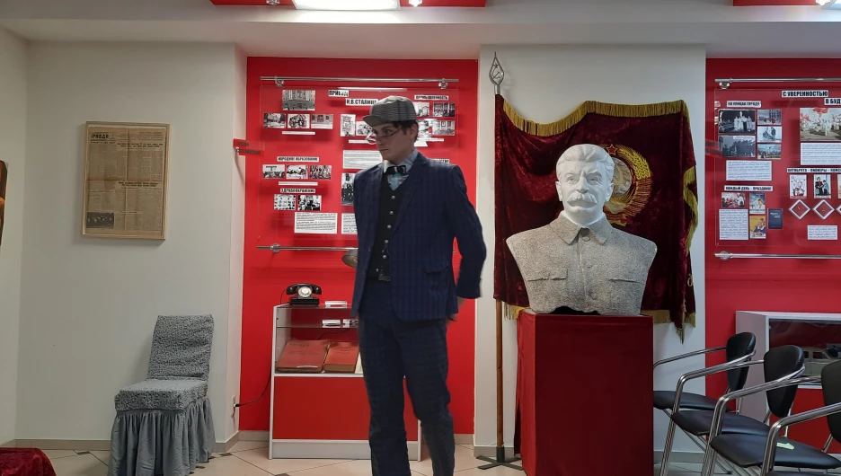 Депутат в костюме и обращение к Собчак.  Что на самом деле происходило на «вызове духа Сталина» в Барнауле