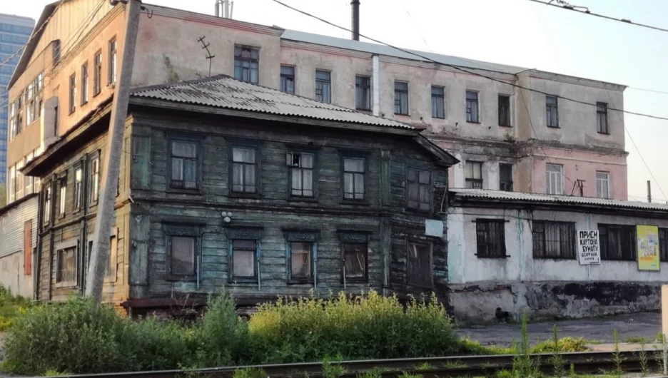 В Барнауле разбирают и готовят к сносу бывшую советскую обувную фабрику