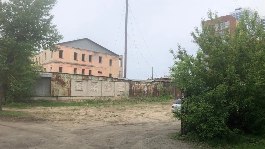 Барнаул, ул. Анатолия. Участок рядом с бывшего обувной фабрикой уже расчищен (на заднем плане - бывшая обувная фабрика, ул. Анатолия, 150).