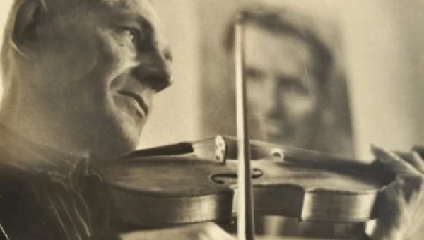  Степан Титов играет на скрипке.