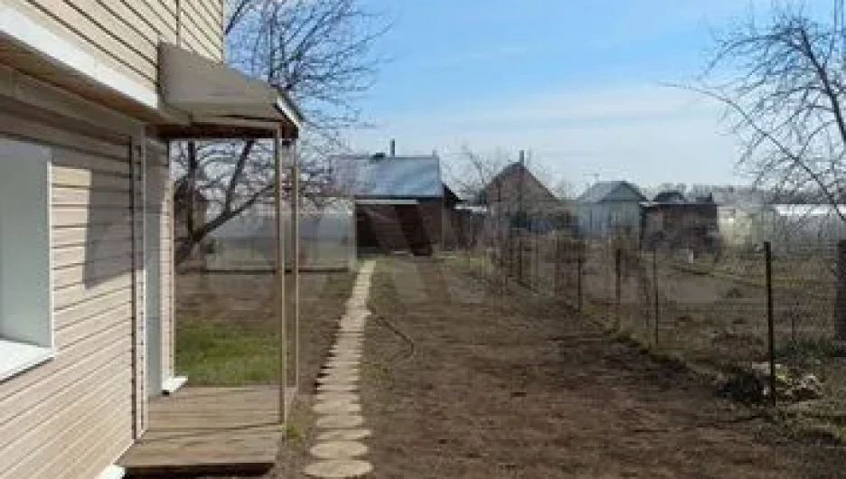 Ухоженный дачный участок с маленьким домиком продают в Барнауле за 1 млн рублей.