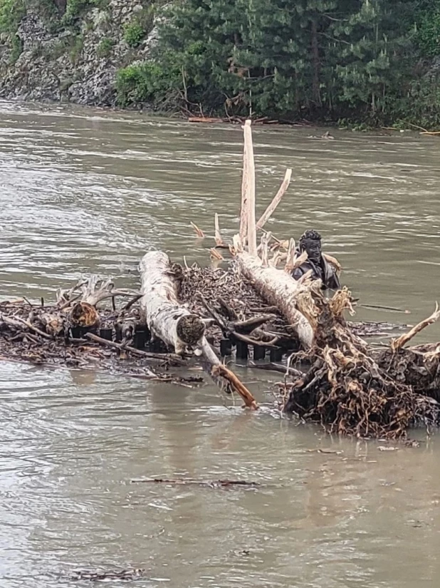 На Алтае памятник посвященный рафтингу, ушел под воду. 