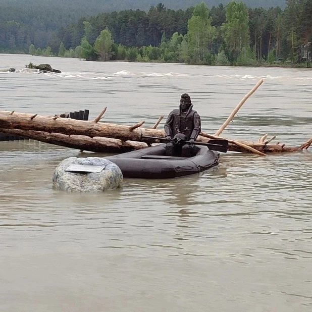 На Алтае памятник посвященный рафтингу, ушел под воду. 