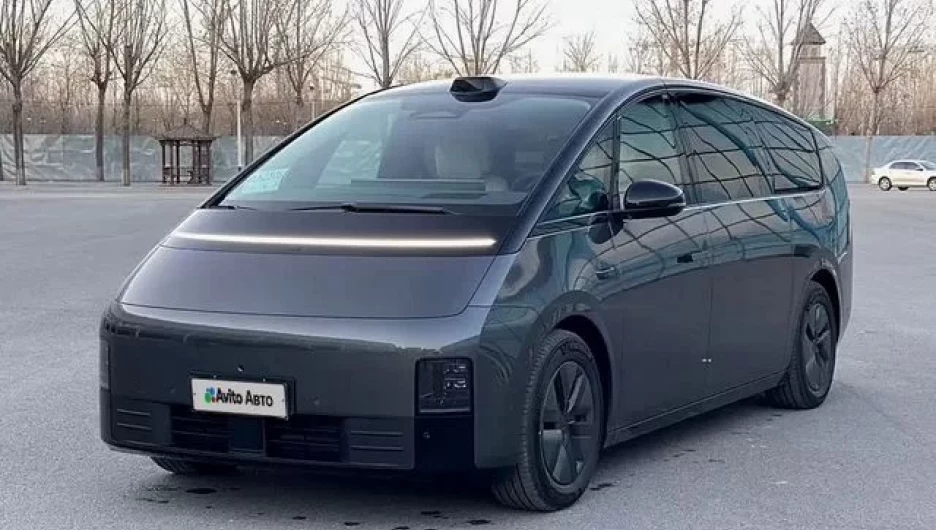 Электро автомобиль с тремя рядами продают в Барнауле за 10 млн рублей. 