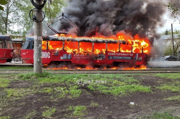 В Екатеринбурге загорелся трамвай с пассажирами. 