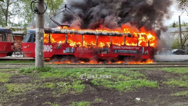 В Екатеринбурге загорелся трамвай с пассажирами. 