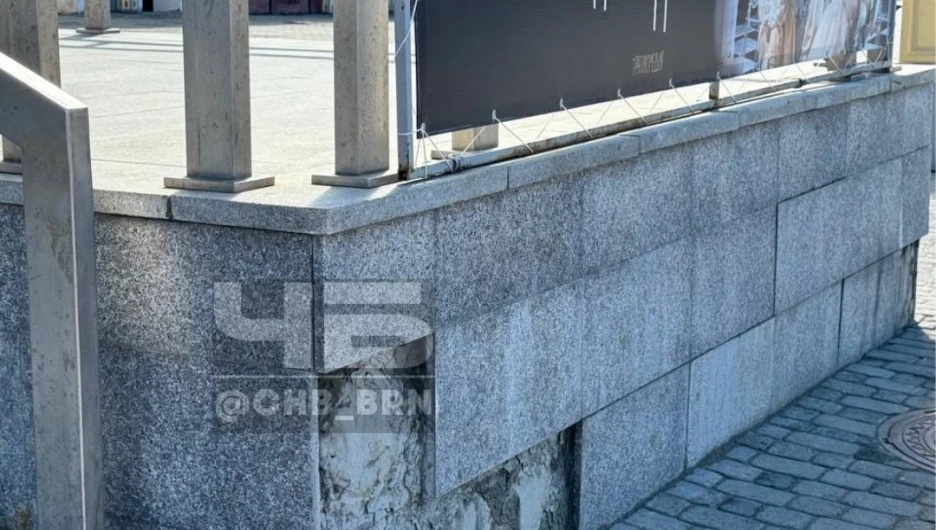 Барнаульцы обратили внимание на разрушеный фасад Молодежного театра 