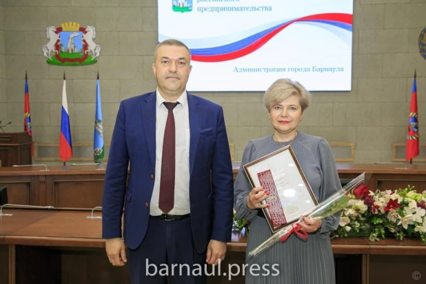 Представителей предпринимательской отрасли поздравили с наступающим праздником и вручили заслуженные награды.