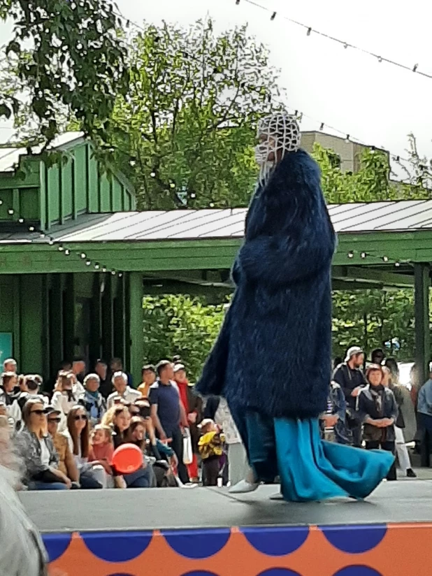 В барнаульском парке Изумрудный прошел модный показ. 