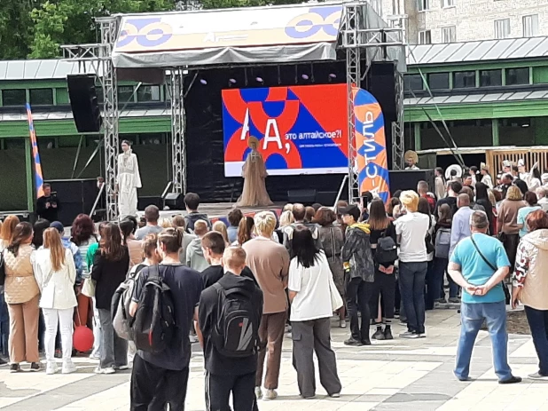 В барнаульском парке Изумрудный прошел модный показ. 