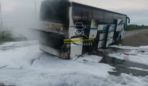 Рейсовый автобус загорелся на алтайской трассе.