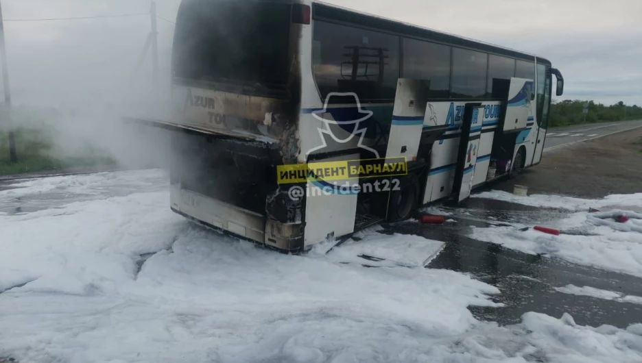Рейсовый автобус загорелся на алтайской трассе
