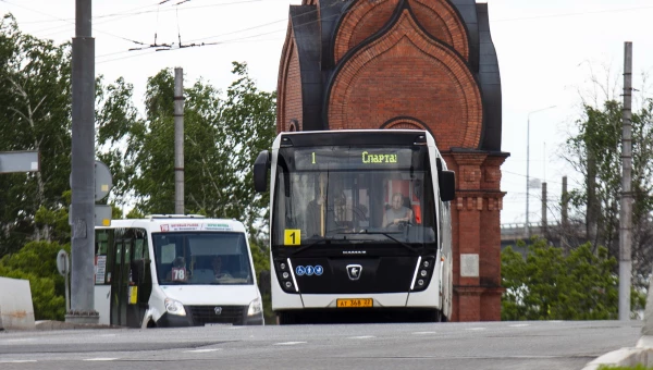 Подсматриваем под юбку женщины в автобусе - Визионист