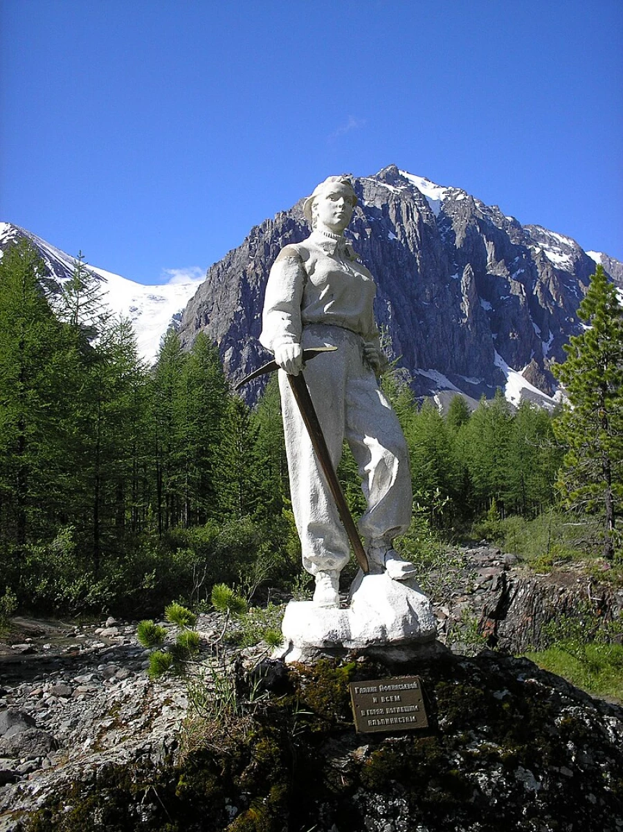 Памятник Галине Афанасьевой, долина Актру.