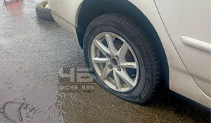 Женщина пробила колесо в Барнауле
