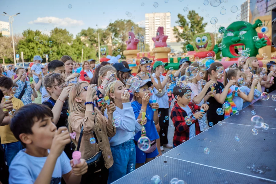 Праздничная программа для детей и их родителей.