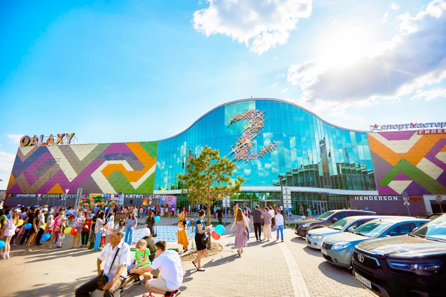 Праздничная программа для детей и их родителей.