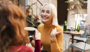 Девушки в кафе.